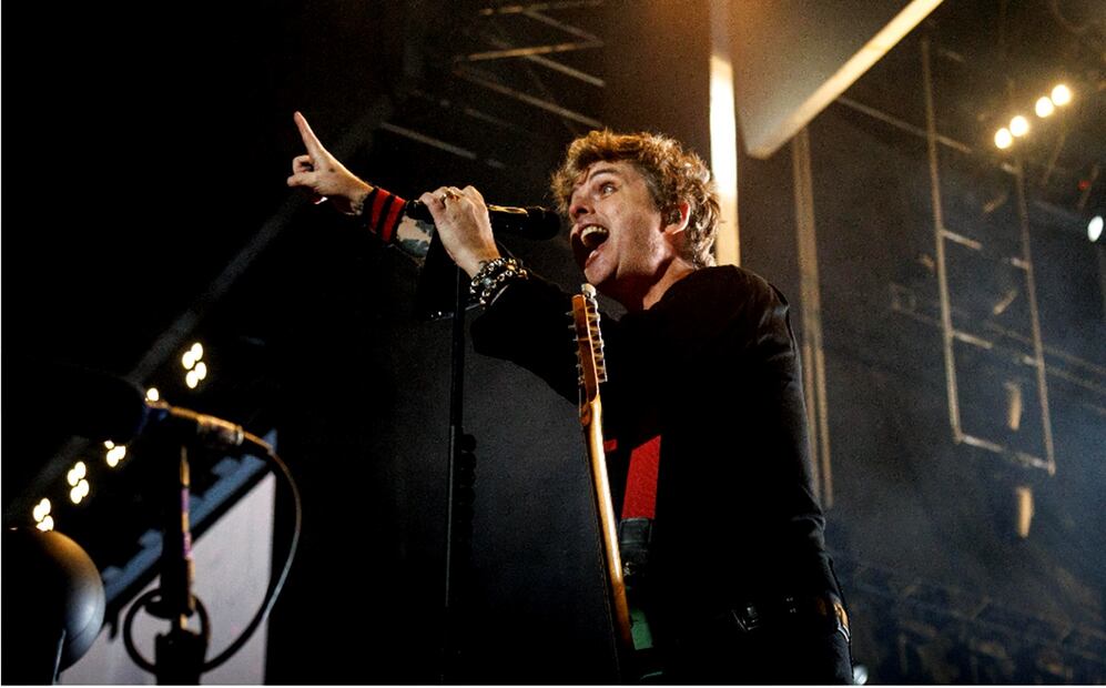 Una botarga que junto a la canción de The Ramones, empezó a prender al público, mientras todos cantaban “Hey oh, Lets go, hey oh, Lets go”, una vez que el público estaba ya atento a lo que sucedía ahora sí apareció Green Day. Foto: de Yaretzy M. Osnaya / EL UNIVERSAL