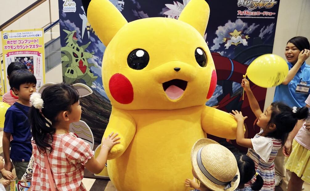 Niños rodeando a un Pikachu en el Festival Pokémon del 2016, en tierras japonesas. Algunas de las voces que condenan a este personaje aseguran que su nombre significa “El Dios sobre todos los Dioses”, lo que sería blasfemo y satánico. Foto: Koji Sasahara/AP.