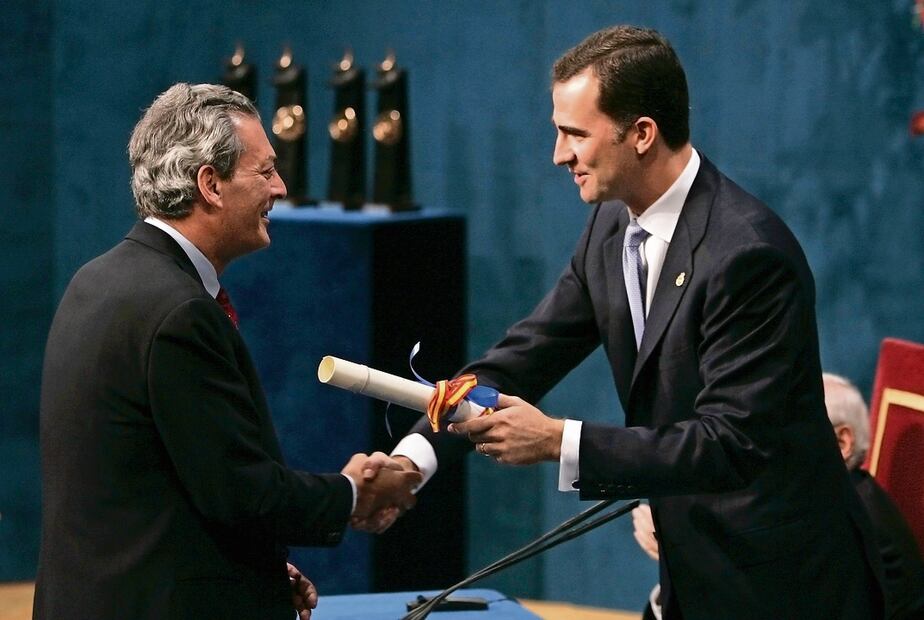 El autor estadounidense Paul Auster (izquierda) recibe el Premio Príncipe de Asturias de Literatura 2006 de manos del Príncipe Felipe de España. Foto: Bernat Armangue /AP