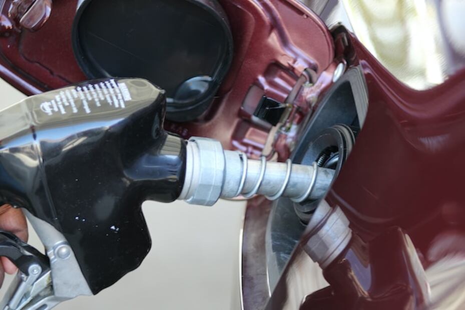 Cargar gasolina. Foto: Unsplash