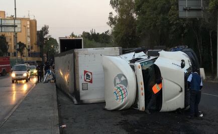 Tráiler vuelca en Circuito Interior, a la altura de La Raza