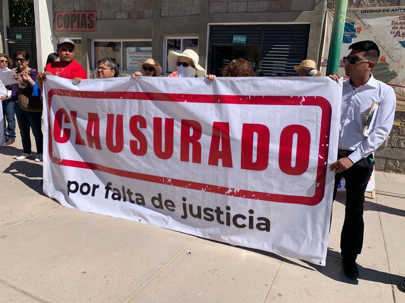 Aseguraron que este Día de las Madres no tienen nada que festejar, por lo que algunas de ellas exhibieron los expedientes gigantes de sus hijas e hijos desaparecidos, que en algunos casos, no han tenido avances en años. (Foto: especial)