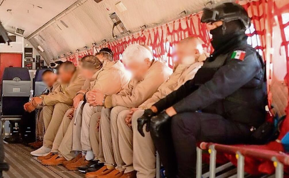Desde las instalaciones militares de Santa Lucía, en ocho aeronaves, cinco del Ejército y tres de la Marina, se realizó el traslado de los capos a EU. Foto: Especial