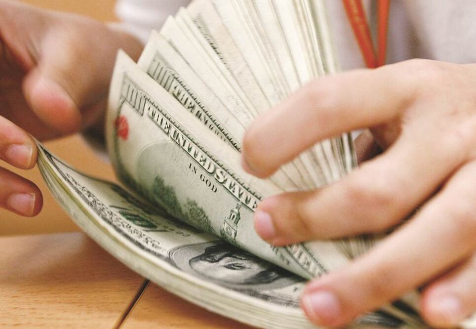 Las cifras del mercado laboral de EU inyectaron ayer poderío al dólar, al elevar las apuestas de un alza de la Fed en sus tipos de interés en septiembre. Foto Archivo/EL UNIVERSAL