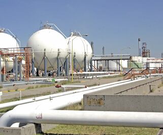 Pemex se inunda con producción de combustóleo