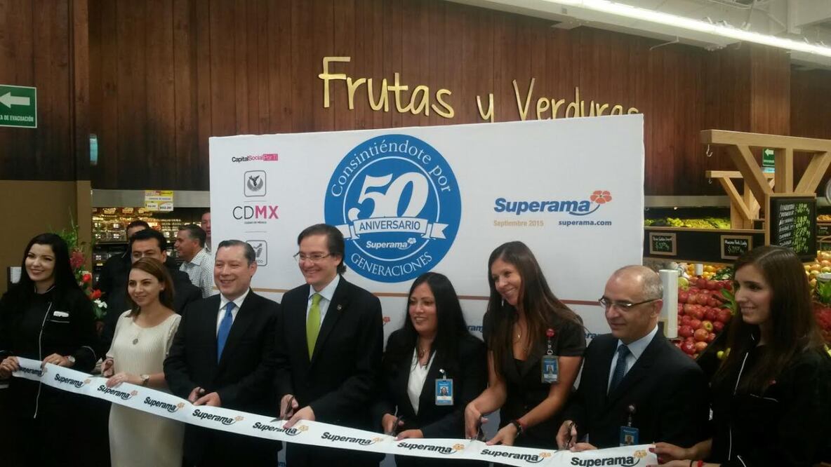 Durante la inauguración de la tienda Del Valle Norte. (Cortesía Sedeco)