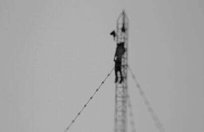 Trabajador de empresa entró en crisis y luego se quitó la vida colgándose de torre: Fiscalía Edomex