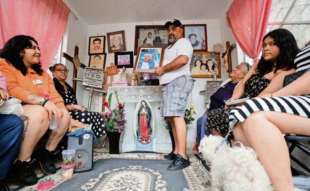 La familia Marco Méndez, acompañada de Peluche, llevó comida y puso la música favorita de don José Luis, quien falleció hace dos meses. Foto: Diego Simón / EL UNIVERSAL