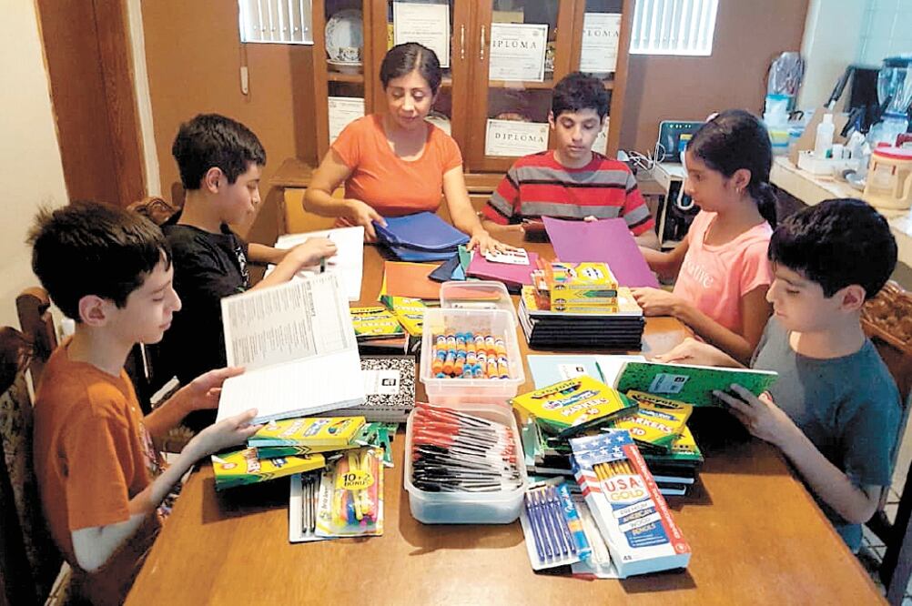 Para el regreso a clases Oralia Navarro y su esposo, compraron 100 cuadernos, 60 plumas y 15 paquetes de hojas blancas, entre otros artículos. Fotos/SANDRA TOVAR. EL UNIVERSAL