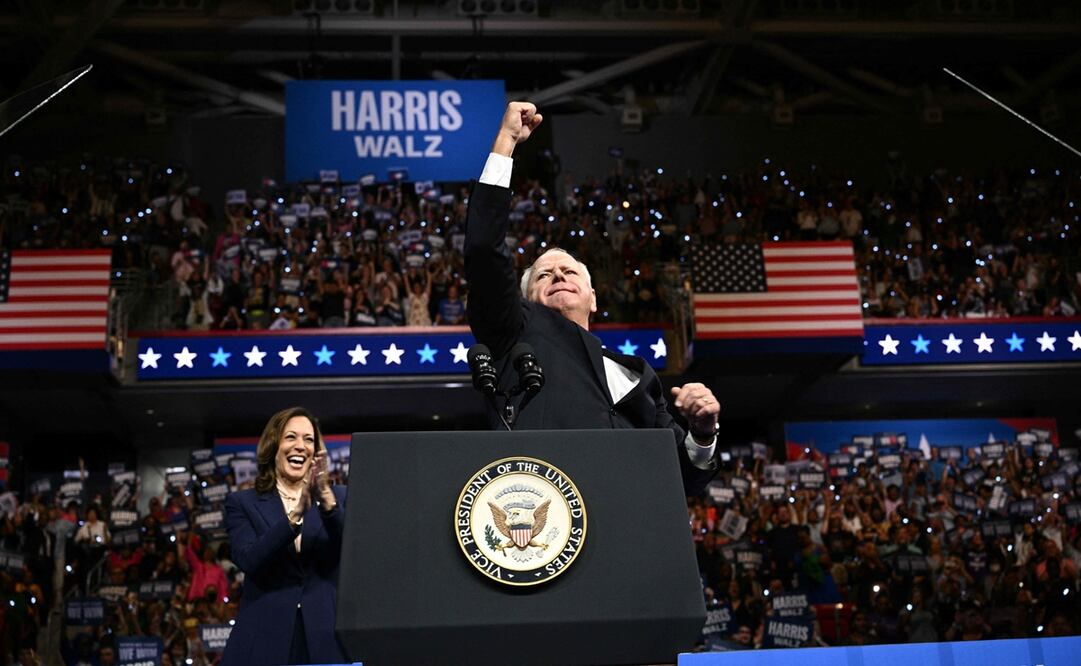 El candidato demócrata a la vicepresidencia de EU, Tim Walz, levanta el puño y la candidata demócrata a la presidencia de 2024, Kamala Harris, aplaude en el Centro Liacouras de la Universidad de Temple en Filadelfia. Foto: AFP