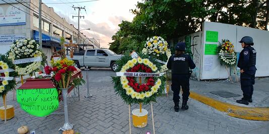 Dueños de cajas de seguridad mantienen bloqueo vial en Cancún