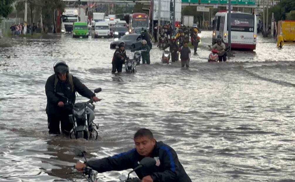 Motociclistas prefieren subirse al camellón a fin de evitar que el agua se meta al escape y motor de las unidades. Foto: Especial