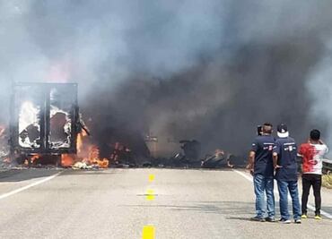 VIDEO: Choque de dos tráileres paraliza circulación entre Chiapas y Veracruz