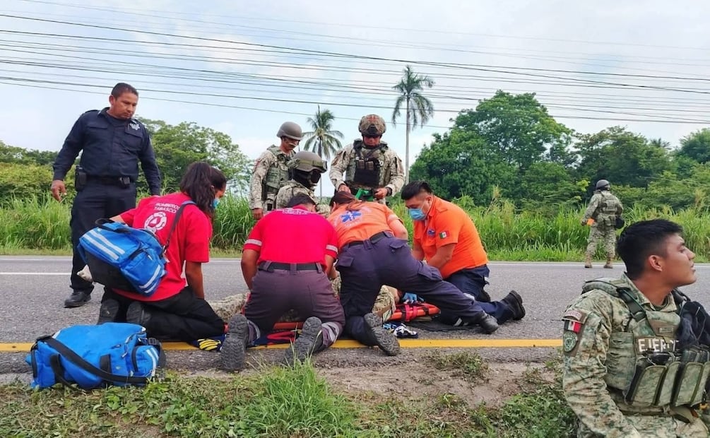 Chocan tráiler y camioneta del Ejército en Tabasco; tres militares resultan heridos. Foto: Especial