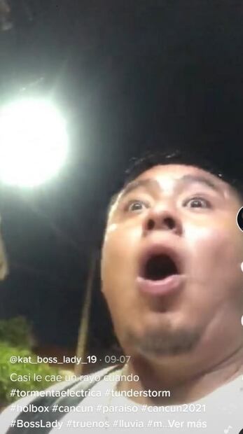 Viral. Hombre graba el momento en que casi es alcanzado por un rayo en una playa mexicana