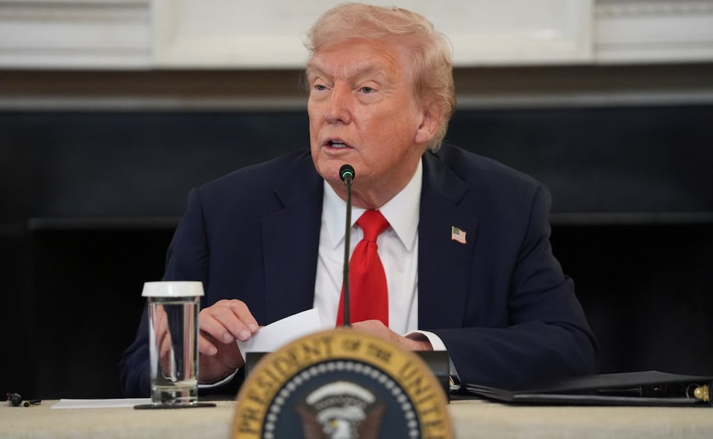 El presidente Donald Trump, sosteniendo la nota que le entregó el secretario de Estado Marco Rubio, habla durante una mesa redonda sobre Antifa en el Comedor de Estado de la Casa Blanca, el miércoles 8 de octubre de 2025, en Washington. Foto: AP