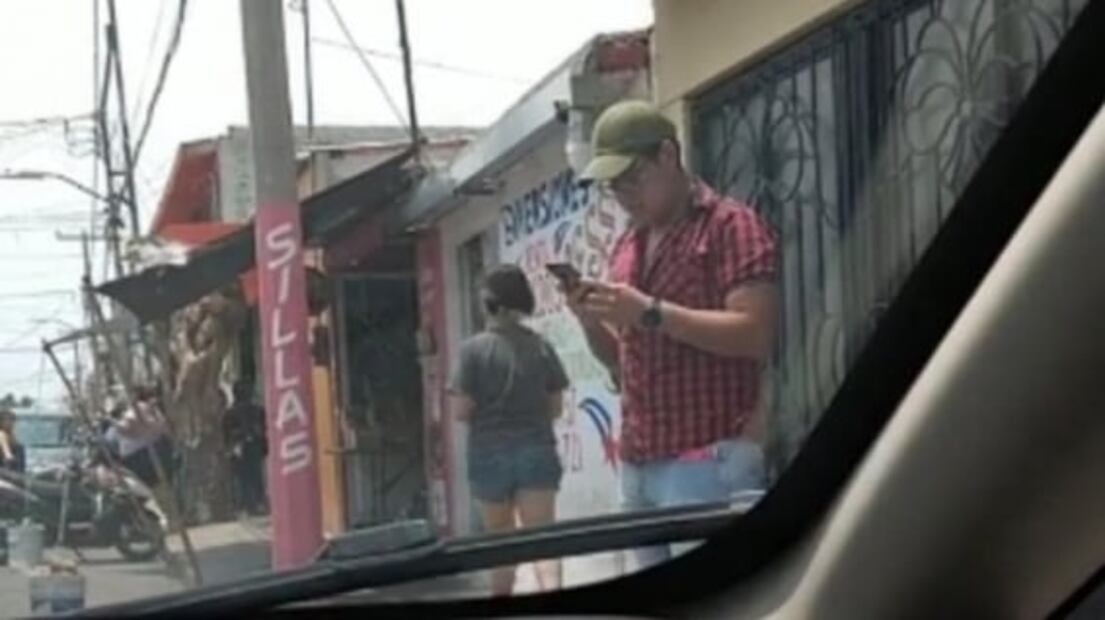 Hombre sale de su auto para escuchar mensaje de su amante, el Bluetooth lo delata