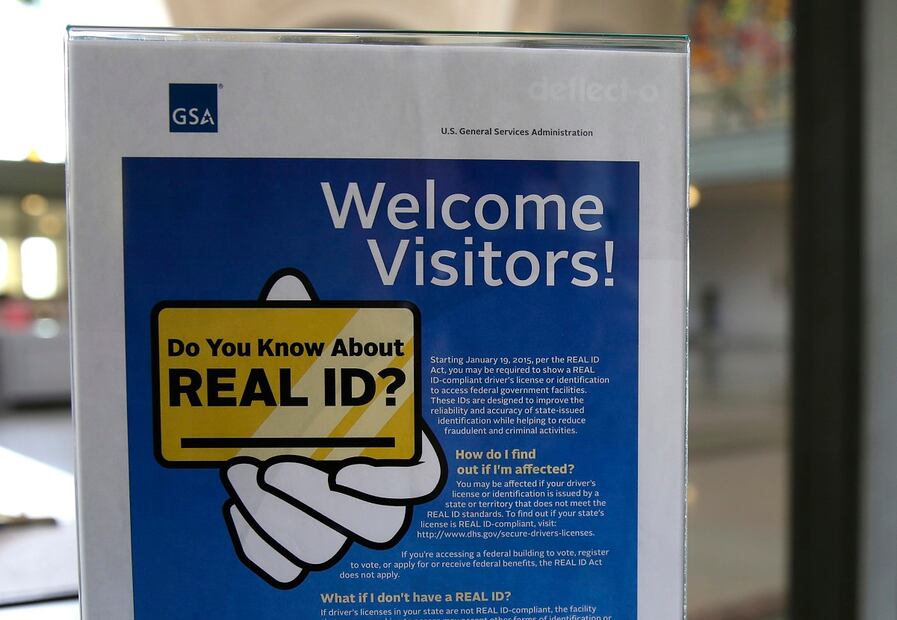 Un letrero en un tribunal federal en Tacoma, Washington, les informa a los visitantes acerca de la ley del gobierno federal sobre la identificación REAL ID. Foto: AP