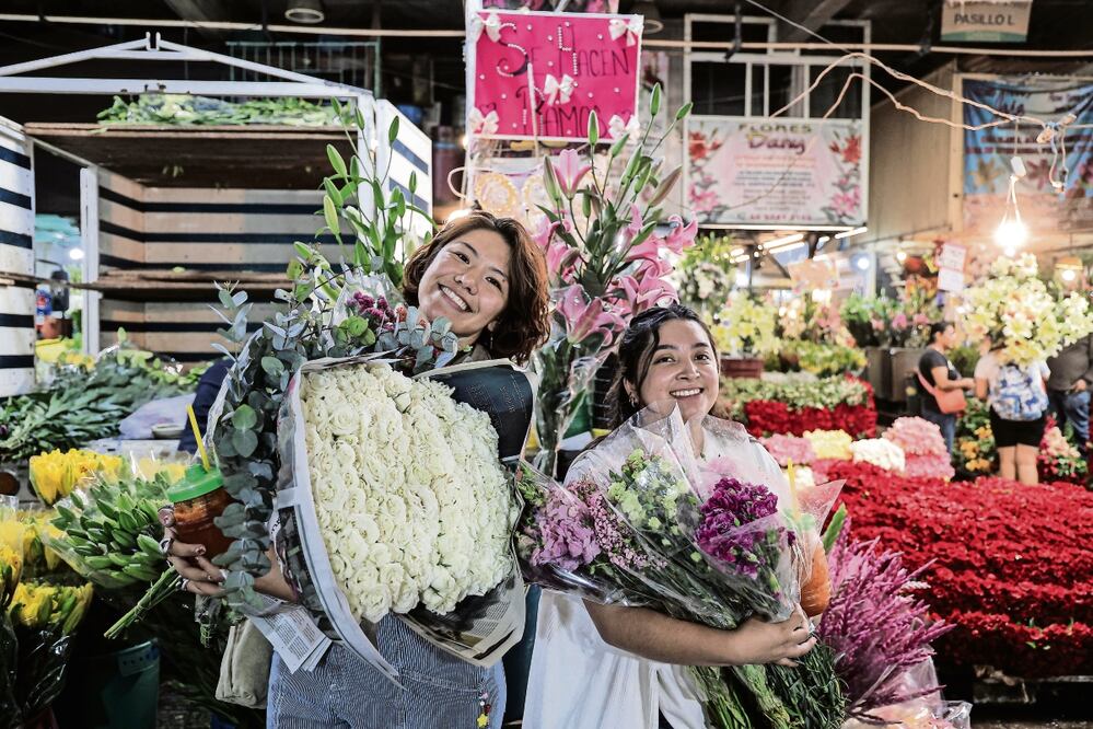 Las hermanas Nati y Enya acudieron al Mercado de Jamaica para buscar distintas flores y elaborar un ramo para su mamá Sony. Foto: Gabriel Pano/ EL UNIVERSAL