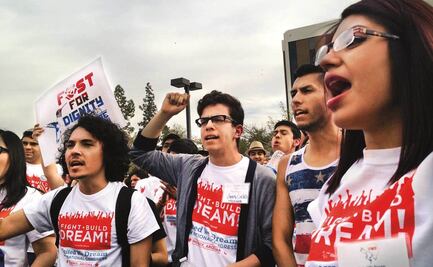 A son de mariachi, dreamers en EU piden a legislador que los escuche