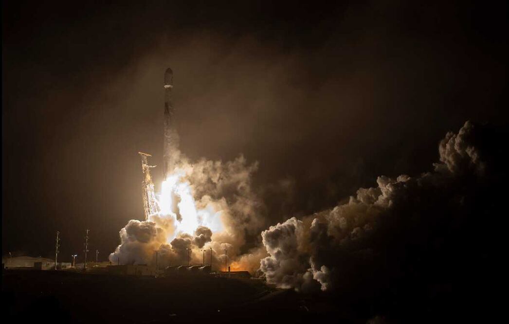 Cohete SpaceX Falcon 9 lanzado desde el Complejo de Lanzamiento Espacial 4E. Foto: AFP/ Bill Ingalls