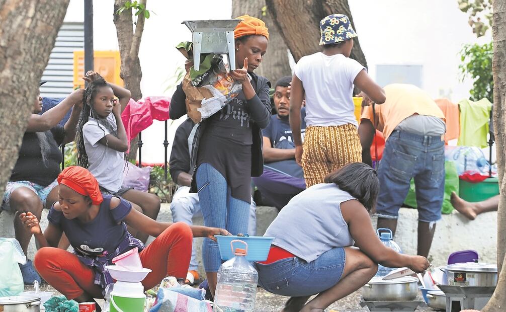 Migrantes de todas las edades acampan en la plaza Giordano, Foto: Berenice Fregoso / EL UNIVERSAL