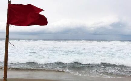 Policía Acuática rescata a 14 turistas por el fenómeno de Mar de Fondo en playas de Mazatlán
