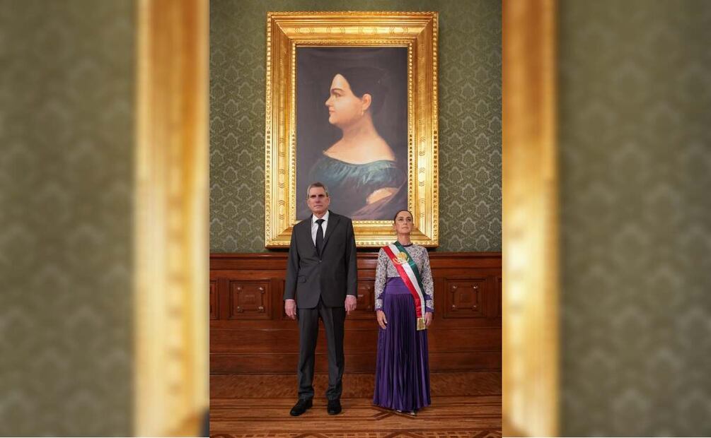 Claudia Sheinbaum realiza una Guardia de
Honor durante su recorrido por la Galería de los Presidentes de Palacio Nacional junto a su esposo Jesús María Tarriba. Foto: Especial