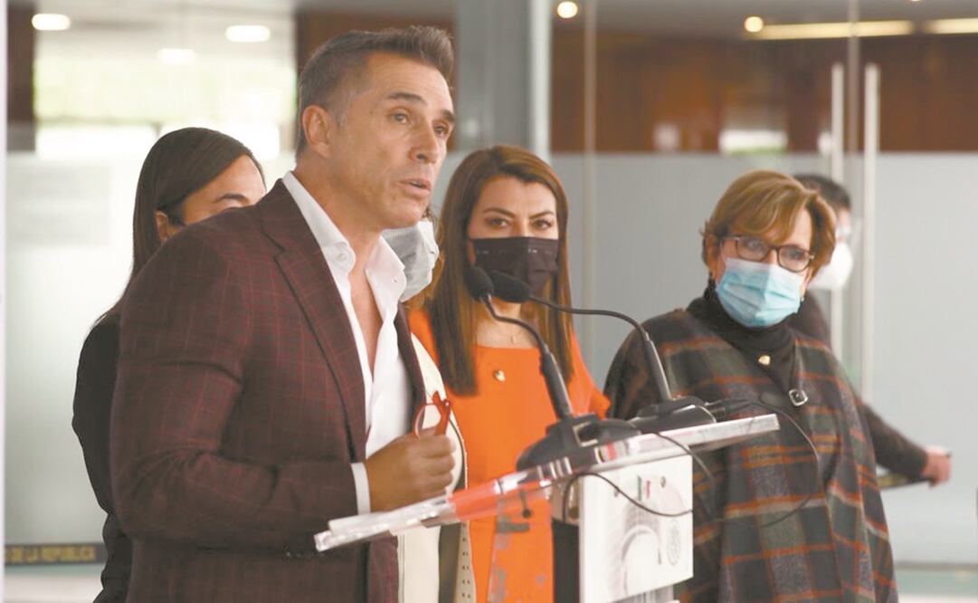 Mayer dijo que lleva más de 10 años trabajando con las funcionarias que acudieron en su apoyo