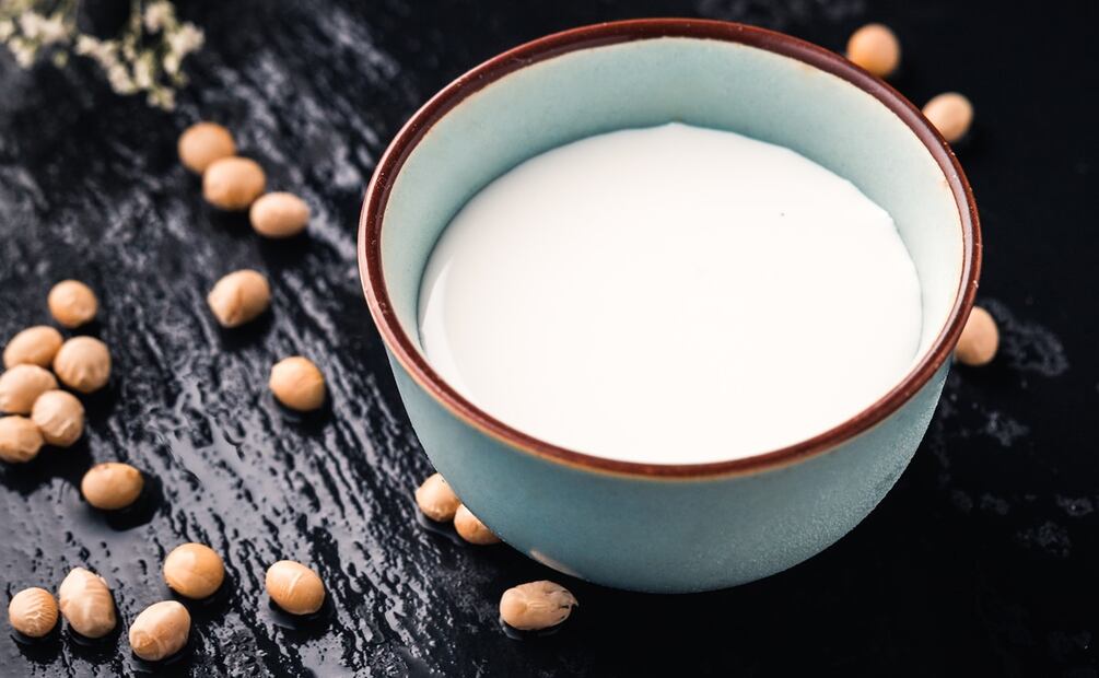 ¿Qué pasa si tomas leche de soya todos los días? Foto: Mae Mu / Unsplash