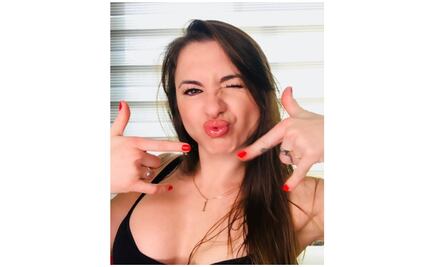 Ingrid Brans enseña su trasero con "riesgo de caer" 