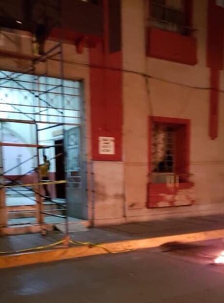 Presuntos huachicoleros vandalizan alcaldía y queman motocicletas en Hidalgo