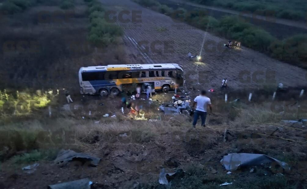 Choque y volcadura en carretera de Guadalcázar; cuatro muertos y más de 20 heridos. Foto: Especial