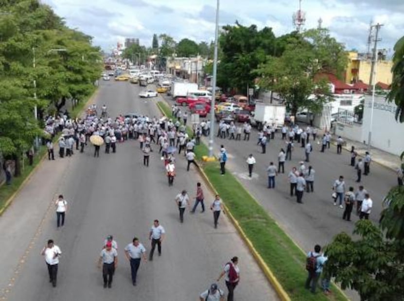 Maestros cierran avenidas en Tabasco por inconformidad con la UJAT