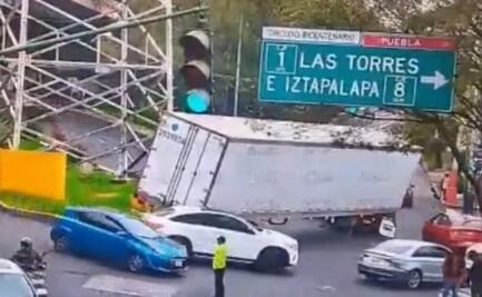 Tráiler con 15 toneladas de llantas provoca caos vial en Circuito Interior