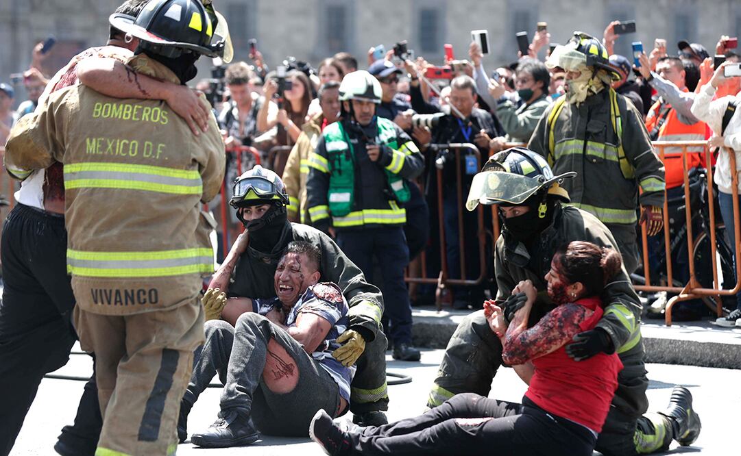 Con motivo del aniversario de los sismos de 1985 y 2017 se realizó un simulacro en el zócalo capitalino con la participación del ejército mexicano, bomberos y marina en compañía de los binomios caninos.  Foto: Diego Simón / EL UNIVERSAL