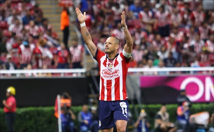 Chivas supera al Puebla de manera agónica con anotación incluida del Chicharito Hernández
