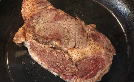 New York steak con crema de hongos y whiskey