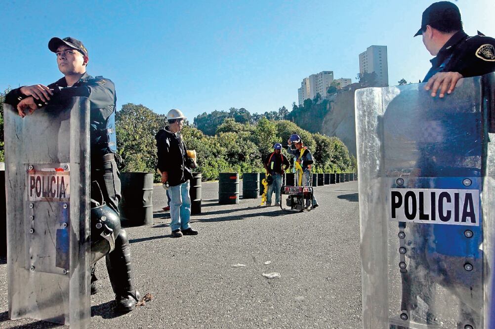 Más de 200 granaderos de la Secretaría de Seguridad Pública resguardaron la zona e impidieron el acceso, incluso al propietario de la vivienda a derrumbar, Arturo Rosette (FERNANDO RAMÍREZ. EL UNIVERSAL)