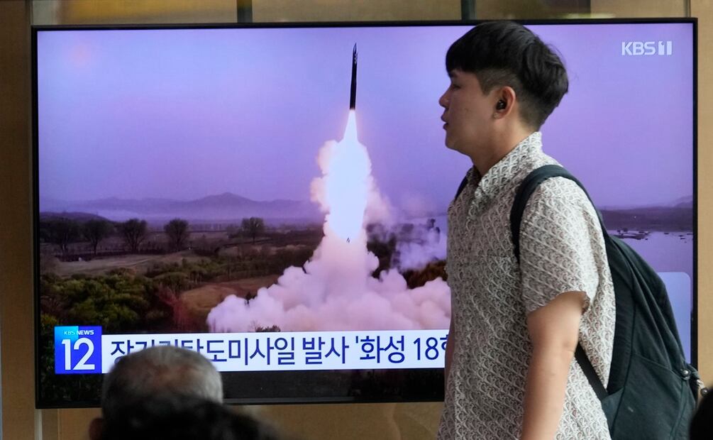 Un televisor muestra una imagen del lanzamiento de un misil de Corea del Norte durante un noticiero, en Seúl. Foto: AP