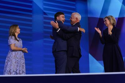 "¡Ese es mi papá!": el emotivo gesto del hijo de Tim Walz que se volvió viral en la Conveción Demócrata