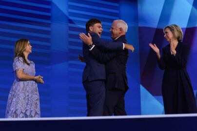 "¡Ese es mi papá!": el emotivo gesto del hijo de Tim Walz que se volvió viral en la Conveción Demócrata