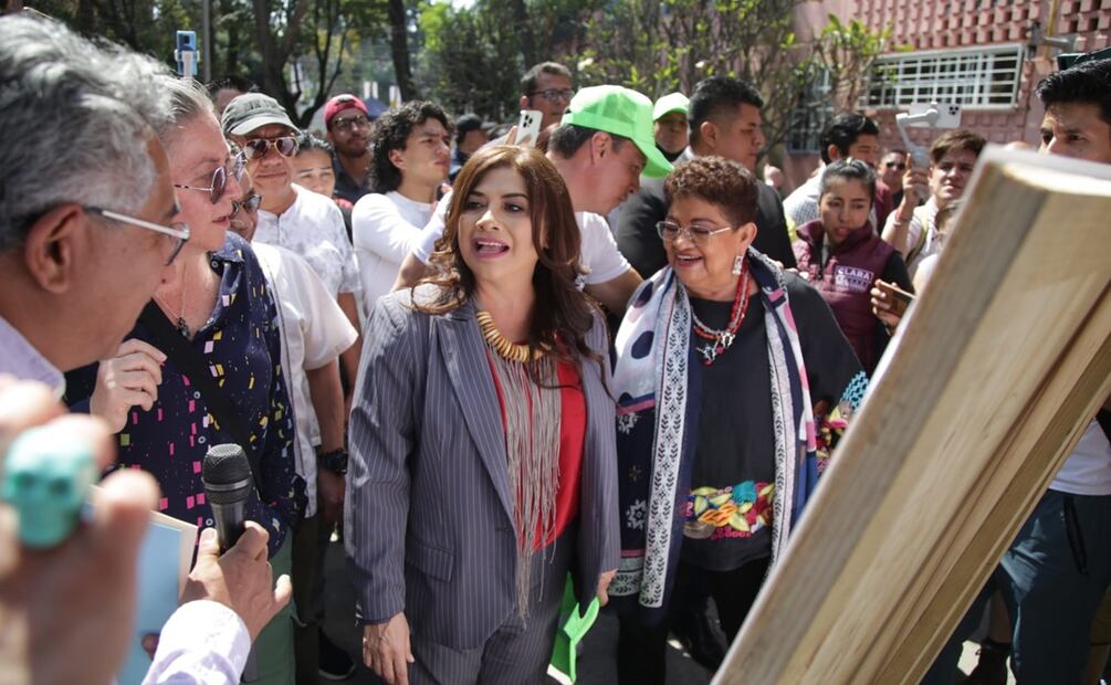 Clara Brugada en la Unidad Habitacional Narvarte Scop. Foto: Carlos Mejía / EL UNIVERSAL