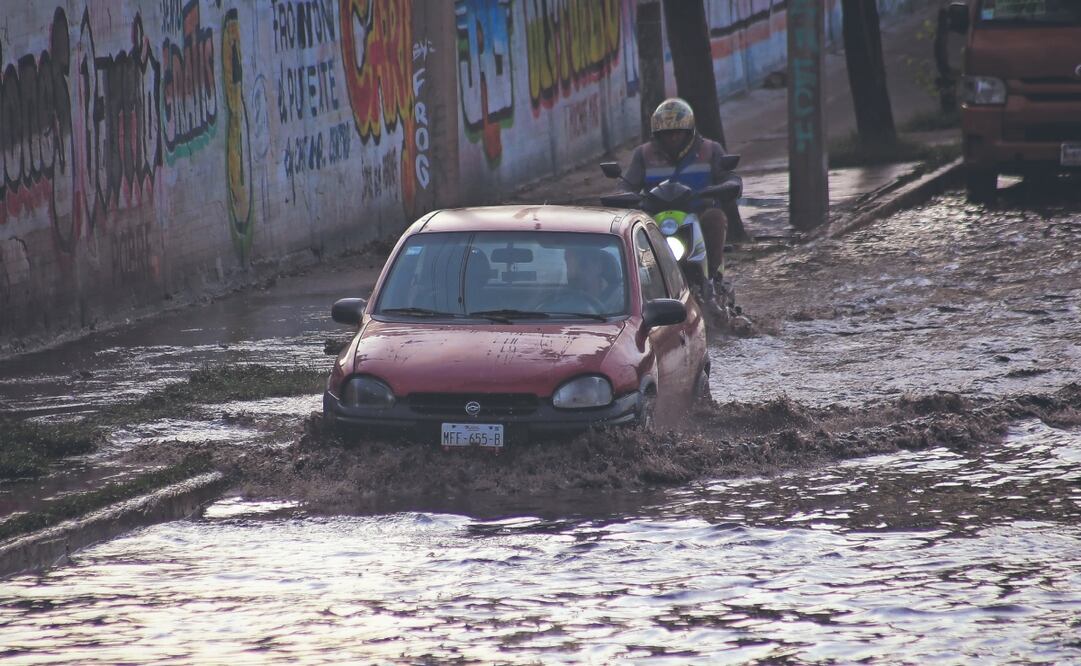 Derivado de la lluvia de la noche del jueves y madrugada del viernes vialidades como la calzada Ignacio Zaragoza e Insurgentes Norte amanecieron con importantes encharcamientos. Foto: Luis Camacho/ Agencia Latitudes Press
