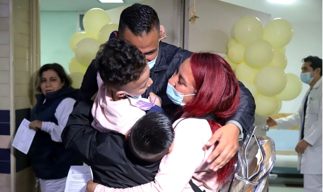 “Hoy tocamos la campana de la vida, la campana de la segunda oportunidad”: El padre de familia recalcó que este triunfo no es solo de su hijo, pues también es de médicos, enfermeras, residentes, directivos, familia y amigos que los han acompañado en todo el camino. Foto: especial