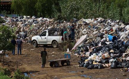 Bloquean con basura centro de Oaxaca; exigen quitar desperdicios