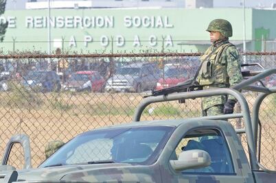 Dejan hieleras con restos cerca de penales