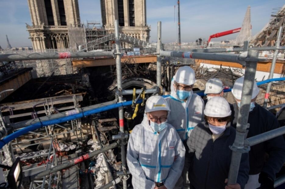 Logran retirar andamio que amenazaba la estabilidad de Notre Dame