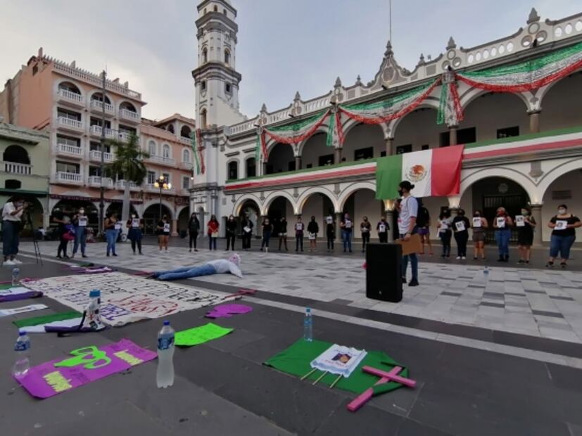 Mujeres queman muñeco de AMLO en el puerto de Veracruz
