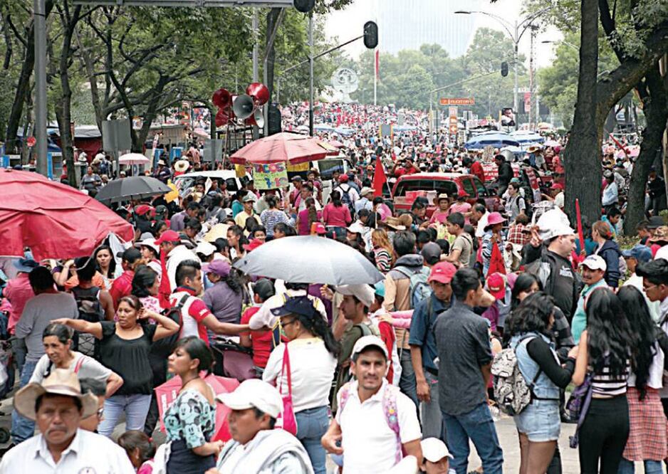 Un conglomerado de 31 mil integrantes del Movimiento Antorcha Campesina caminaron por Paseo de la Reforma con la intención de llegar a la residencia oficial de Los Pinos, pero la SSPDF les cortó el paso en calzada Chivatito. Foto: Iván Stephens
